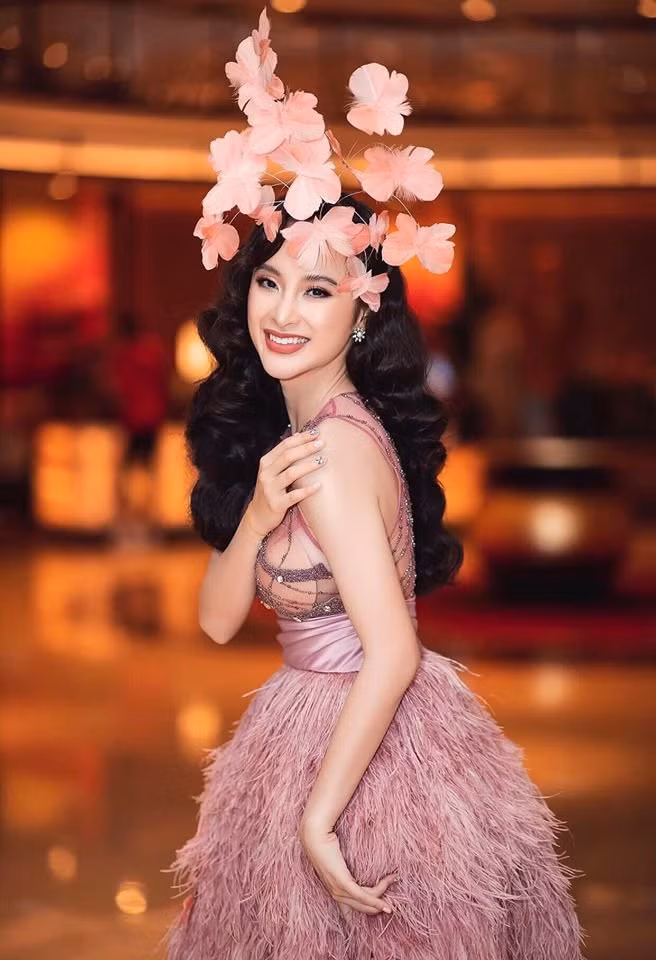 Thế nhưng, chính chất liệu quá mỏng đã khiến cô nàng để lộ miếng mút ngực, trở thành điểm trừ trong tổng thể. Lẽ ra khi diện bộ cánh nhạy cảm này, cô nàng nên tinh tế chọn mẫu áo ngực khác, hoặc thậm chí là áo bodysuit màu da trông sẽ nền nã, nhẹ nhàng hơn.
