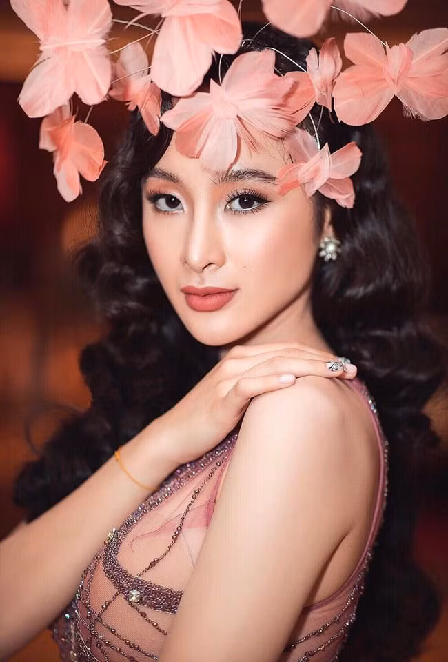 Lối trang điểm sắc sảo, phụ kiện đội đầu tạo hính đàn bướm cực kỳ ấn tượng.