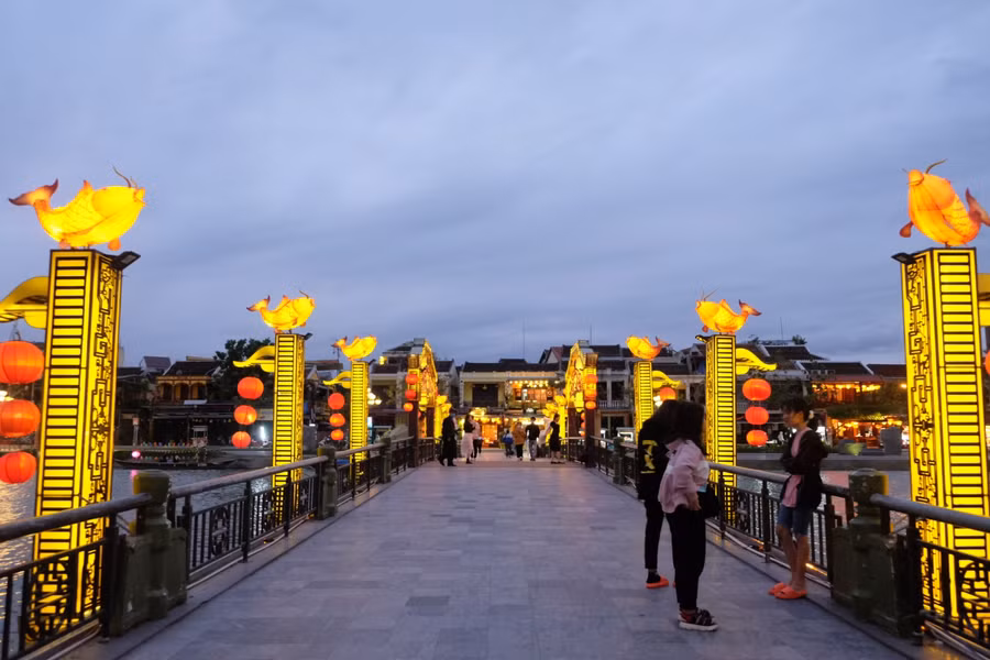 Đường phố Hội An đìu hiu trong đêm 12/1.