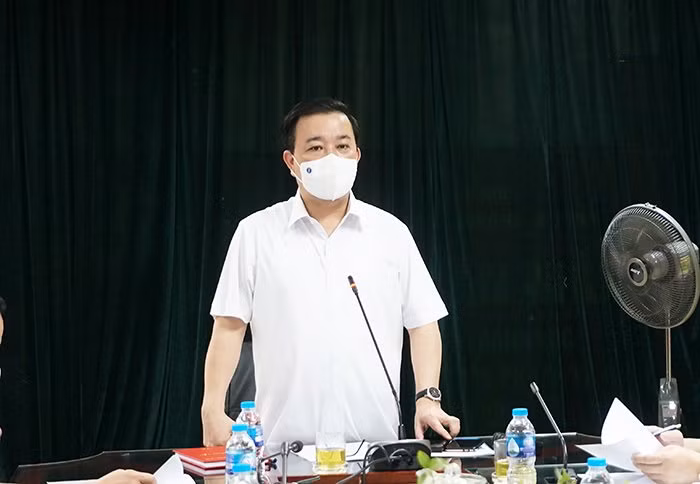 Phó Chủ tịch UBND TP Chử Xuân Dũng chỉ đạo tại buổi làm việc.