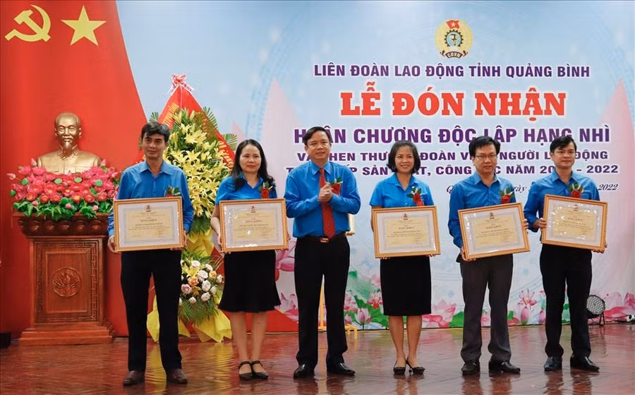 5 tập thể có thành tích xuất sắc được nhận Bằng khen của UBND tỉnh.