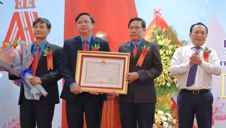Thừa ủy quyền của Chủ tịch nước, ông Trần Hải Châu - Phó Bí thư Thường trực Tỉnh ủy, trao tặng Huân chương Độc lập hạng Nhì cho LĐLĐ tỉnh Quảng Bình.