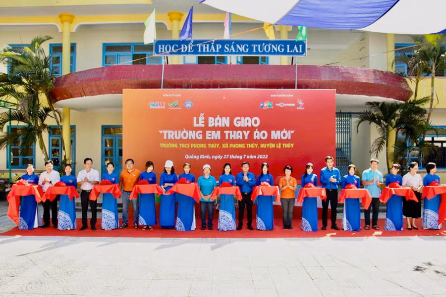 Nhiều ngôi trường ở vùng lũ Quảng Bình được thay "áo mới". Nhiều ngôi trường ở vùng lũ Quảng Bình được thay "áo mới".