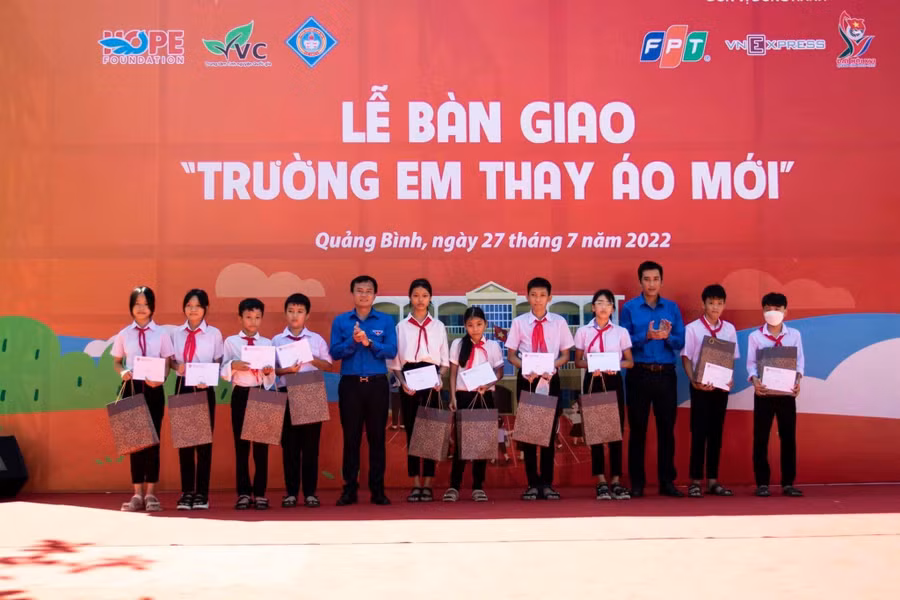 Ban tổ chức tặng học bổng cho học sinh tại huyện Lệ Thủy, tỉnh Quảng Bình.
