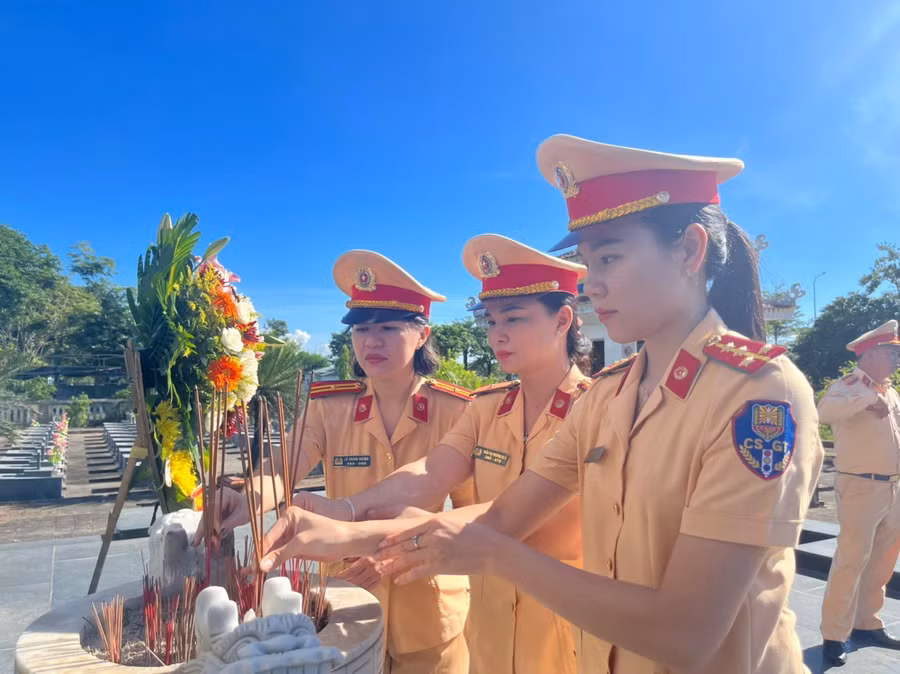 Tuổi trẻ Phòng Cảnh sát giao thông Công an tỉnh Quảng Ngãi tổ chức dâng hoa, dâng hương tưởng niệm các Anh hùng Liệt sỹ tại Nghĩa trang Liệt sĩ.