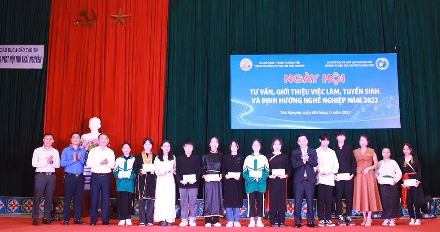 Trao quà cho học sinh có hoàn cảnh khó khăn vươn lên học tập tốt. Trao quà cho học sinh có hoàn cảnh khó khăn vươn lên học tập tốt.