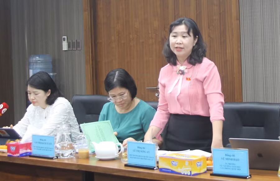 Thành viên đoàn giám sát của Ủy ban Thường vụ Quốc hội đặt câu hỏi với lãnh đạo UBND Quận 12 về việc triển khai chương trình GDPT mới. Thành viên đoàn giám sát của Ủy ban Thường vụ Quốc hội đặt câu hỏi với lãnh đạo UBND Quận 12 về việc triển khai chương trình GDPT mới.