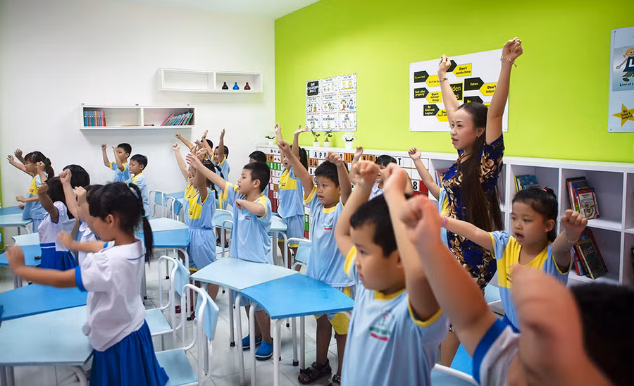 Học sinh và giáo viên hào hứng bắt đầu tiết học chương trình tiếng Anh tương tác “i-Learn Smart Start”