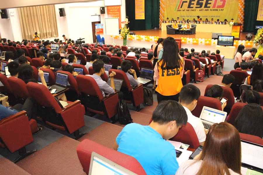 Đông đảo nhà đầu tư sinh viên tham gia khi chương trình lần thứ 13-năm 2016 khởi động Đông đảo nhà đầu tư sinh viên tham gia khi chương trình lần thứ 13-năm 2016 khởi động