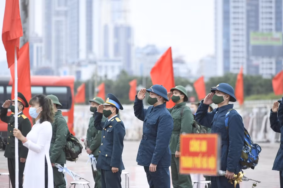 Năm nay, các địa phương, đơn vị không có dịch tổ chức giao nhận quân trong 3 ngày (27/2; 28/2 và 3/3); riêng tỉnh Hải Dương tổ chức giao quân sau. Trong ảnh: Lễ giao nhận quân tại quận Nam Từ Liêm, Hà Nội. 
