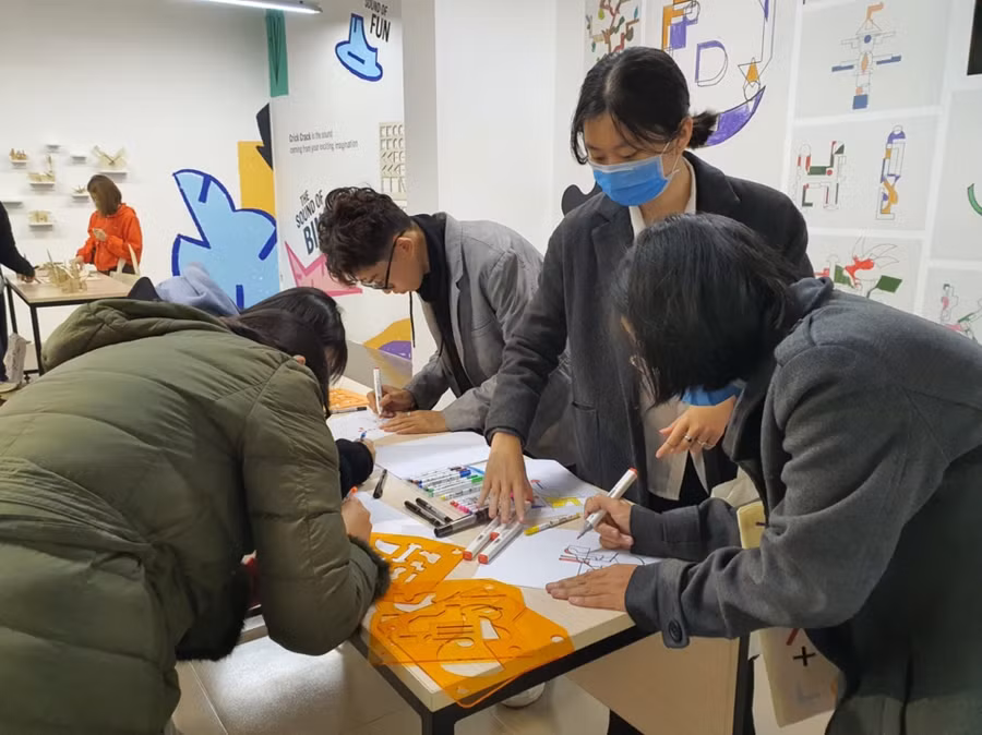Các HS, SV đang tập vẽ minh họa dựa trên bộ công cụ sáng tạo tiện lợi do SV Vũ Việt Anh thiết kế.