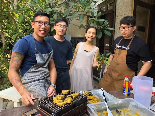  Anh Hùng trong 1 buổi tụ tập cùng bạn bè 