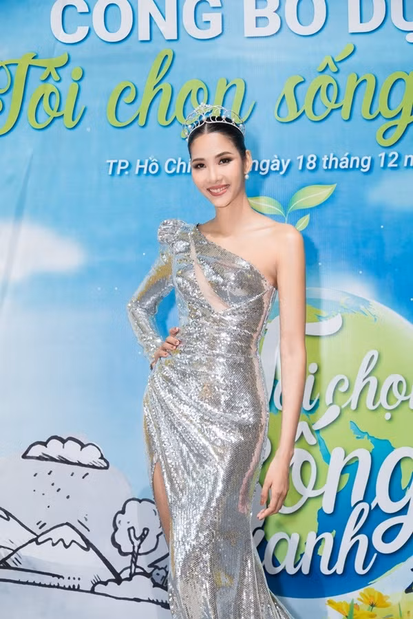  Đến dự sự kiện, người đẹp chọn diện chiếc đầm dạ hội xẻ cao giúp khoe đôi chân dài miên man, thêm phần tà dài quét đất càng khiến cho nàng Á hậu trở nên kiêu sa và lộng lẫy.
