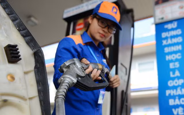  Giá xăng liên tiếp được điều chỉnh giảm kể từ hôm 22/10. 