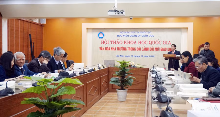 Các đại biểu lắng nghe ý kiến tham luận tại Hội thảo