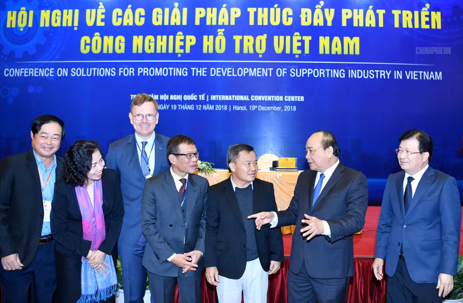 Thủ tướng Nguyễn Xuân Phúc và Phó Thủ tướng Trịnh Đình Dũng trao đổi với các đại biểu tham dự Hội nghị