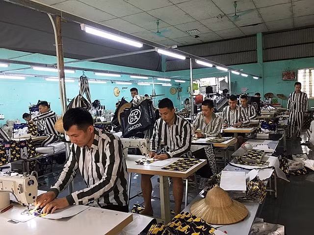 nguoi vo khong mot loi trach chong co thoi trang hoa