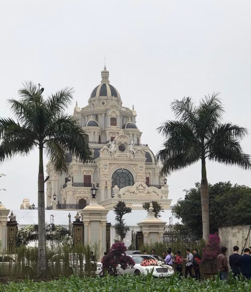 Lâu đài của đại gia Nam Định có con gái đeo vàng trĩu cổ ngày cưới