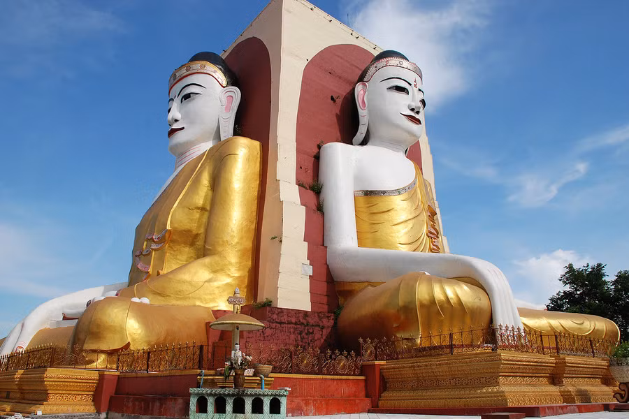 Chùa Phật Tứ Diện Kyaik Pun nằm ở thành phố Bago, đây là ngôi chùa không có tháp mà chỉ có 4 bức tượng Phật cao 30m dựa lưng vào nhau nhìn về 4 phía, biểu tượng của sự ngộ giác.