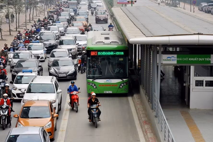 Xe BRT được bố trí làn đường riêng chiếm 1/3 mặt đường, trong khi lưu lượng giao thông trên tuyến rất lớn, nên thường xuyên gây ùn tắc