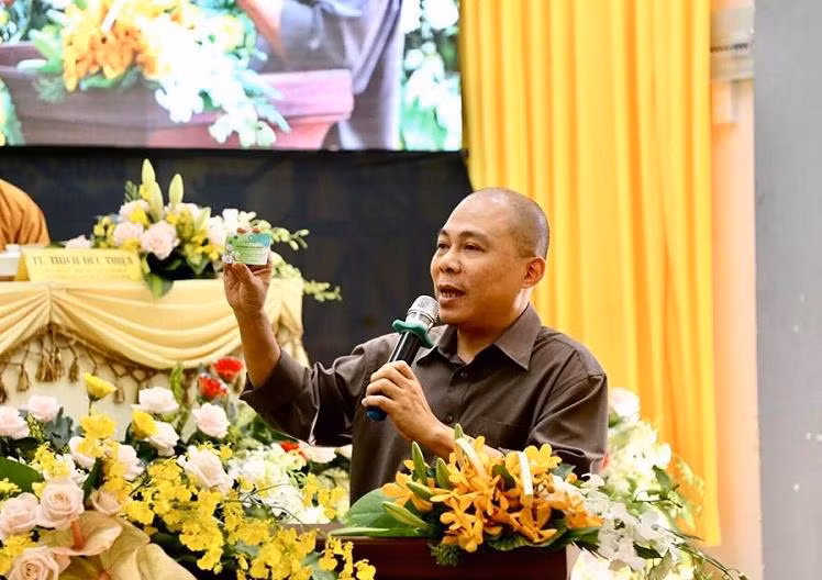 Cư sĩ Từ Vân - Phạm Nhật Vũ phát biểu về chương trình chăm sóc sức khỏe cho Chư Tôn Đức Tăng Ni GHPGVN.