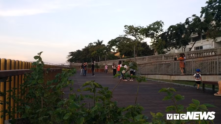 Khanh thanh cau di bo lat go lim sieu sang gay tranh cai o Hue hinh anh 1