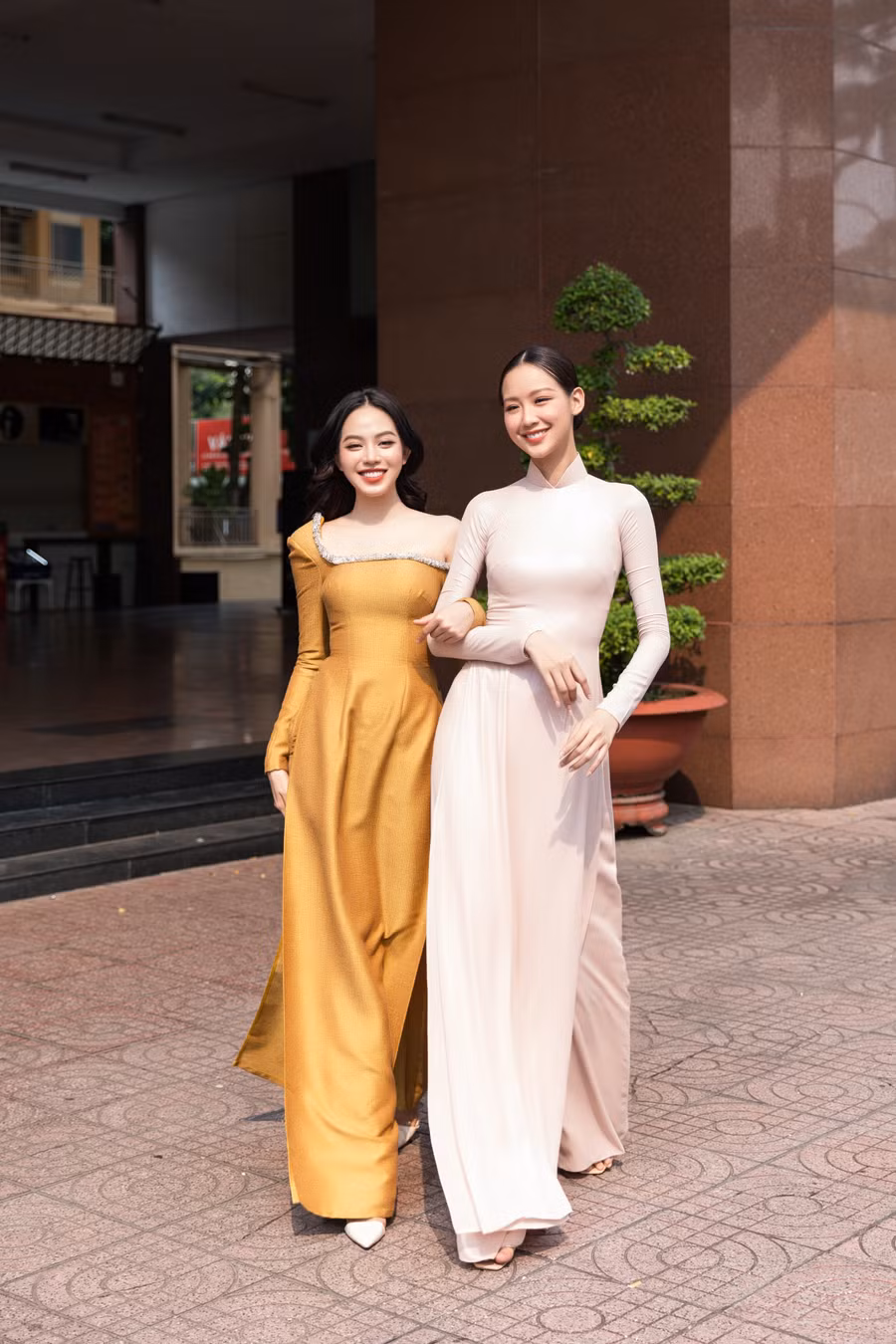 Hoa hậu Thanh Thủy, Bảo Ngọc khoe trọn vẻ đẹp thuần khiết, nhẹ nhàng cùng vóc dáng mảnh mai cao ráo.