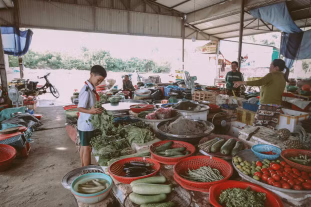  Trước khi về nhà Hiếu phải ghé vào chợ để mua thức ăn về chuẩn bị cho bữa cơm tối. 