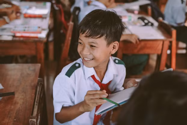 Bộ ảnh đầy cảm xúc về cậu bé 12 tuổi mồ côi cha mẹ từ nhỏ 1