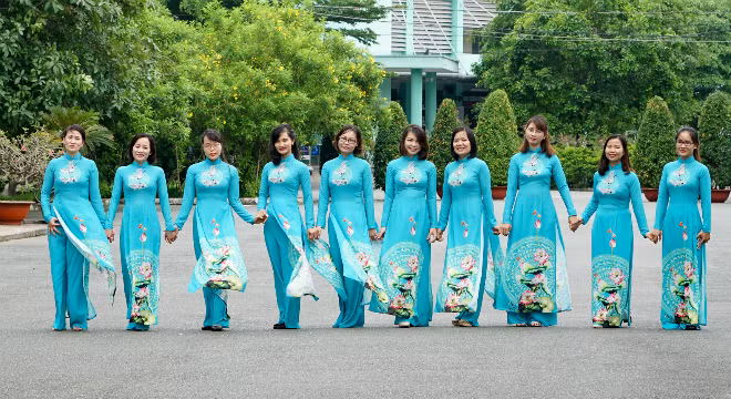Các nữ bác sĩ "mũ nồi xanh" trong tà áo dài màu thiên thanh in hình trống đồng, hoa sen, chim hạc mang theo làm nhiệm vụ quốc tế của Liên Hợp Quốc. Tà áo dài màu thiên thanh in hình trống đồng, hoa sen, chim hạc của các y bác sĩ, cán bộ Bệnh viện dã chiến