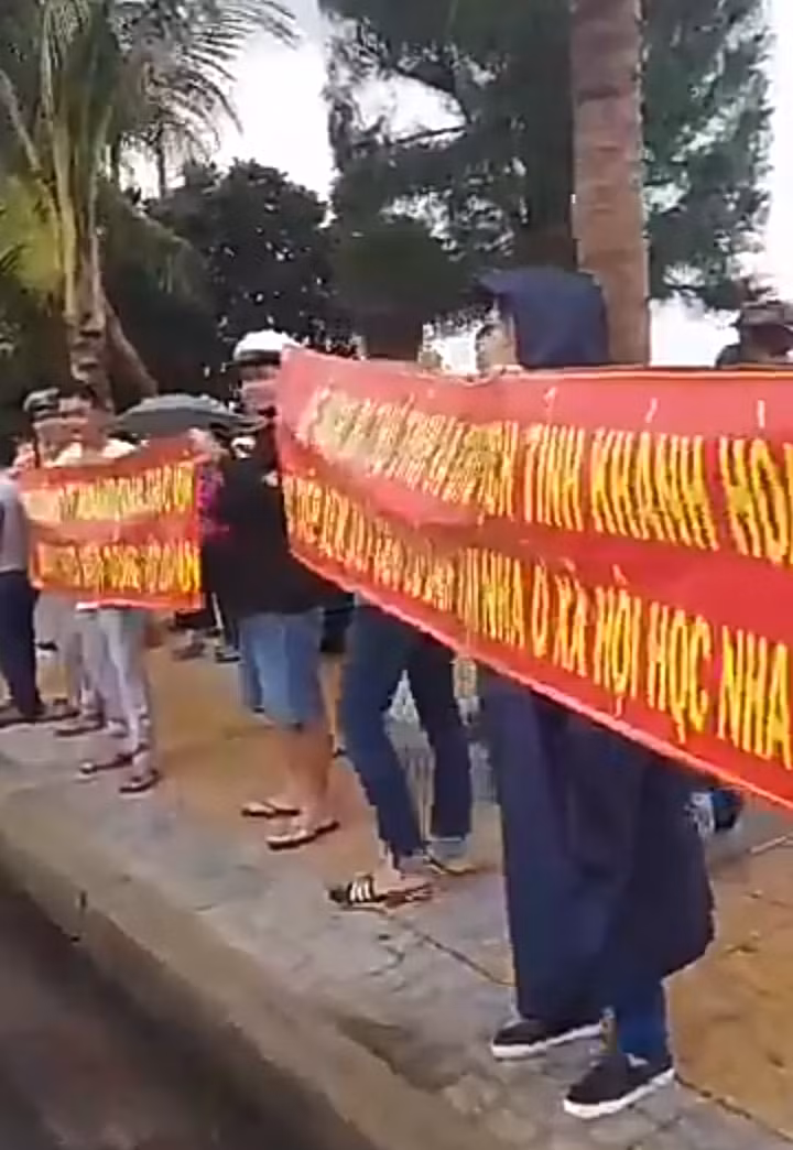 Người dân đội mưa phản đối Công ty Hoàng Quân trước UBND tỉnh Khánh Hòa