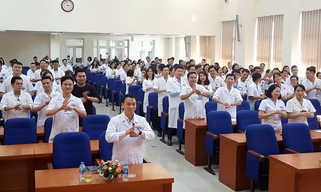 Các y bác sĩ Bệnh viện K thực hành các bước rửa tay. Ảnh:V.T