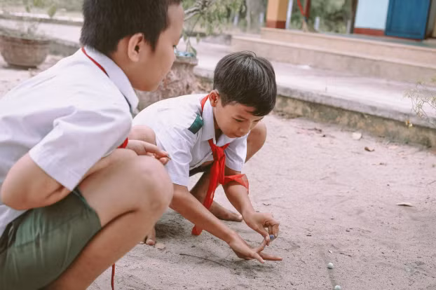  Mặc dù lớn tuổi hơn các bạn cùng lớp nhưng nếu nhìn vào thân hình nhỏ bé của em thì không thể nhận ra điều đó. 