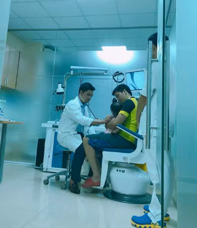 Bé Na được bác sĩ khám tại Bệnh viện sau khi hóc dị vật tại nhà hôm 30/9. Bé Na được bác sĩ khám tại Bệnh viện sau khi hóc dị vật tại nhà hôm 30/9. Ảnh: NVCC.