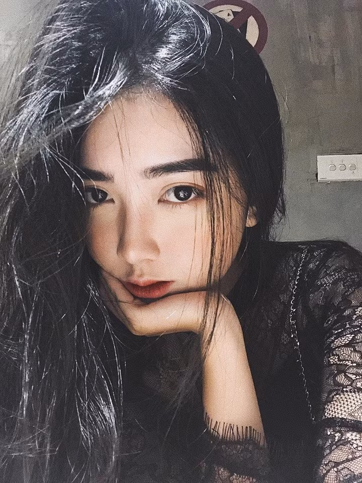 Cô gái xinh đẹp từng nắm tay Hà Đức Chinh giữa phố là ai?