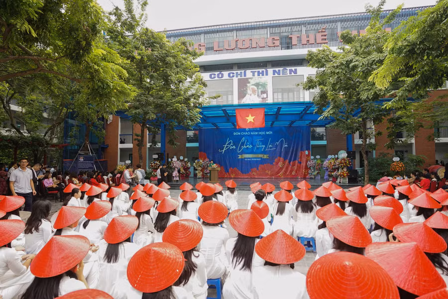 Năm học này, toàn trường có hơn 2.000 học sinh.