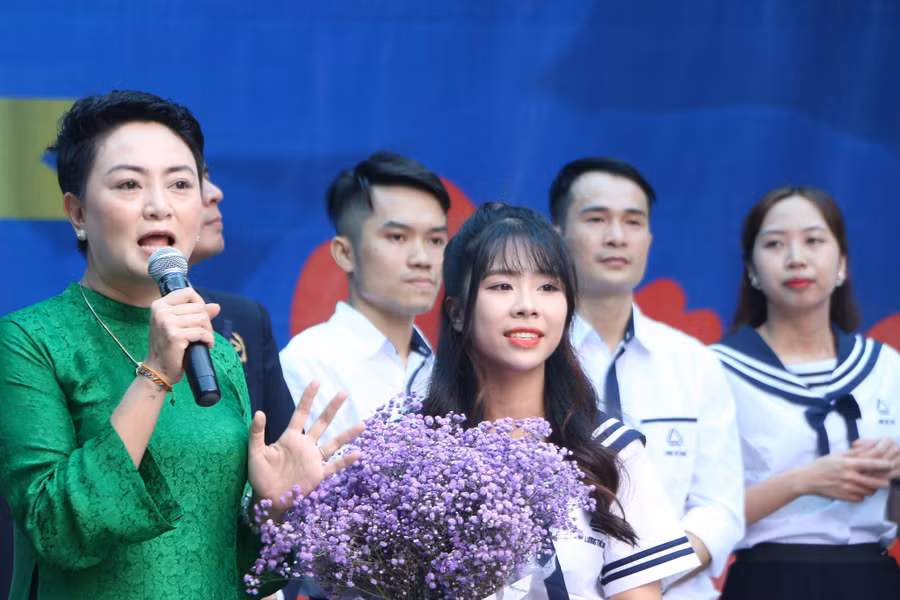 Cô Văn Thùy Dương - Phó Hiệu trưởng nhà trường gửi thông điệp tới học sinh về giá trị của sự nỗ lực trong học tập đối với mỗi con người trong thời đại ngày nay.