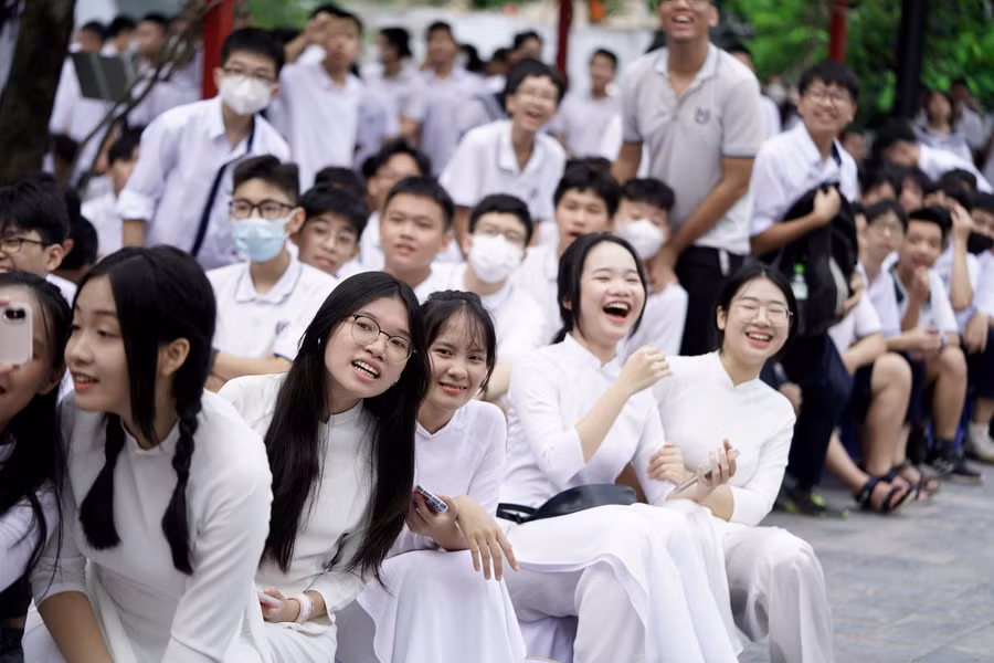 Tiếng nói cười hân hoan của các cô cậu học trò sau những tháng ngày nghỉ hè nay lại được quây quần bên nhau.