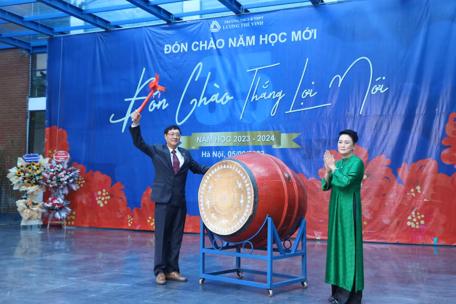 Thầy Hiệu trưởng Nguyễn Quốc Bình đánh tiếng trống khai giảng năm học mới 2023-2024.