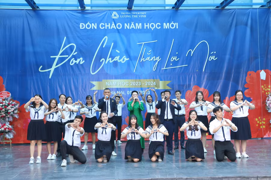 Tiết mục hát, nhảy hiện đại của thầy cô, học sinh tại lễ khai giảng.