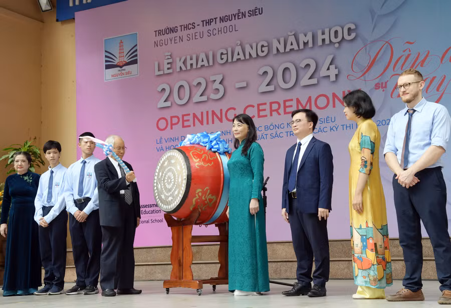 Nhà giáo ưu tú Nguyễn Trọng Vĩnh - Chủ tịch HĐQT Trường THCS-THPT Nguyễn Siêu đánh trống khai giảng năm học mới 2023-2024. 