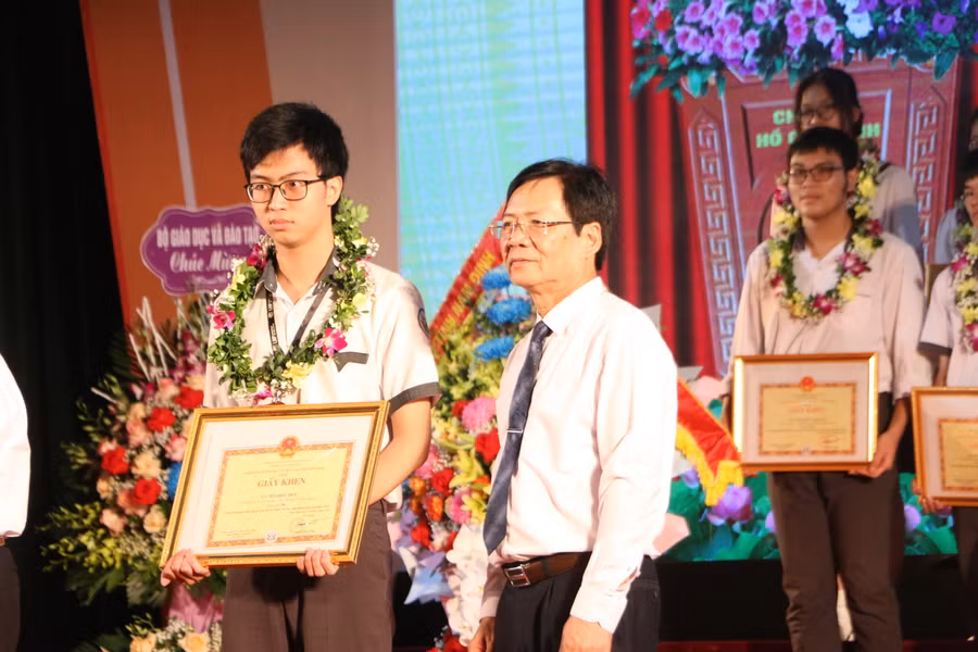 Giám đốc Sở GD&amp;ĐT Nam Định Cao Xuân Hùng trao giấy khen cho các em học sinh xuất sắc.