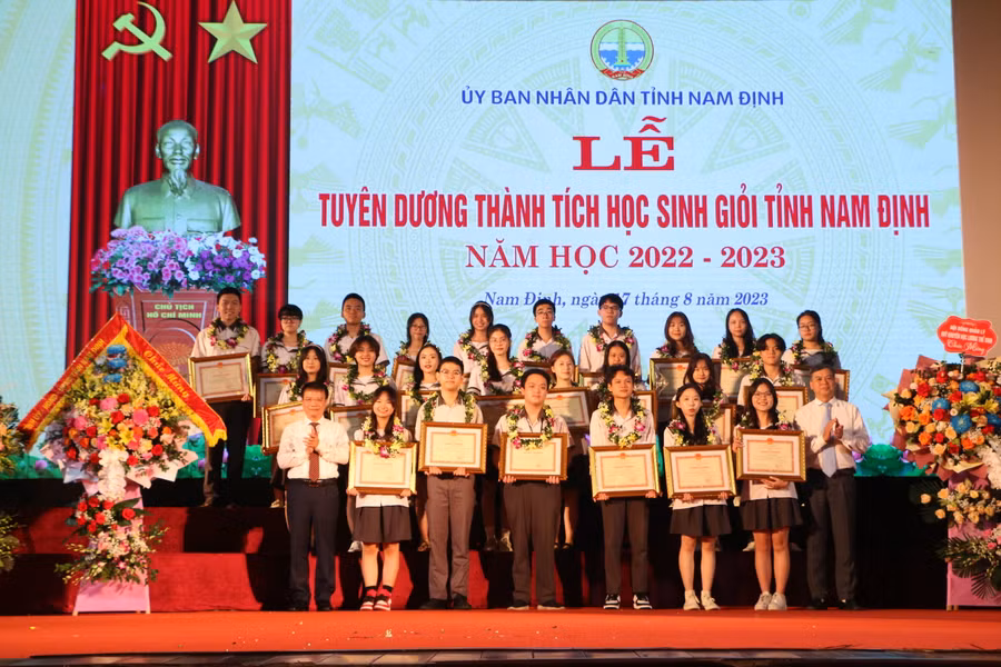Lãnh đạo tỉnh Nam Định tặng hoa, khen thưởng các em học sinh xuất sắc, tiêu biểu.