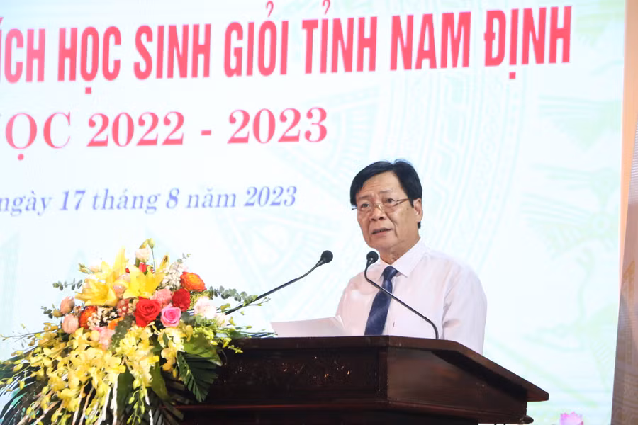 Nhà giáo ưu tú Cao Xuân Hùng - Giám đốc Sở GD&amp;ĐT Nam Định nêu tóm tắt một số thành tích xuất sắc của học sinh tiêu biểu tỉnh Nam Định năm học 2022-2023.