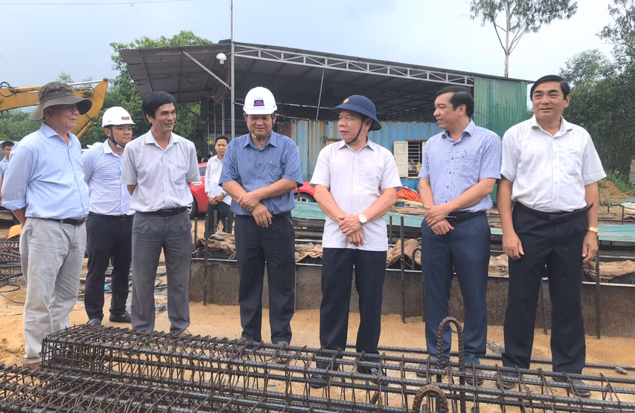 Chủ tịch UBND tỉnh Quảng Ngãi thống nhất cắt giảm quy mô đầu tư Dự án xử lý rác thải lớn nhất tỉnh này. Chủ tịch UBND tỉnh Quảng Ngãi thống nhất cắt giảm quy mô đầu tư Dự án xử lý rác thải lớn nhất tỉnh này.