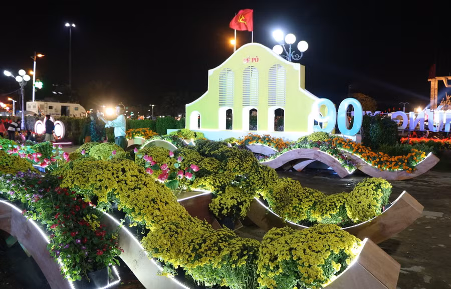 Hệ thống đèn chiếu sáng hiện đại là điểm đến hấp dẫn cho Nhân dân trong tỉnh và du khách trong dịp Tết đến, Xuân về. (Ảnh:Ý Thảo).