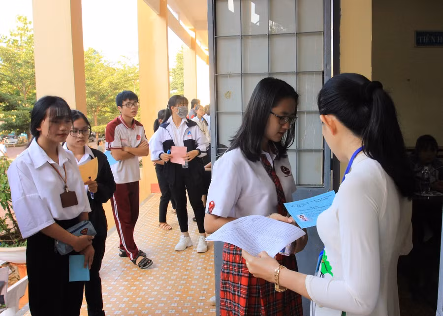 Cán bộ coi thi kiểm tra thông tin thí sinh trước khi vào phòng thi