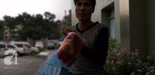 Chồng chết lặng sau khi đỡ đẻ cho vợ thấy đứa con gái có bộ nội tạng lòi hoàn toàn ra ngoài - Ảnh 7.