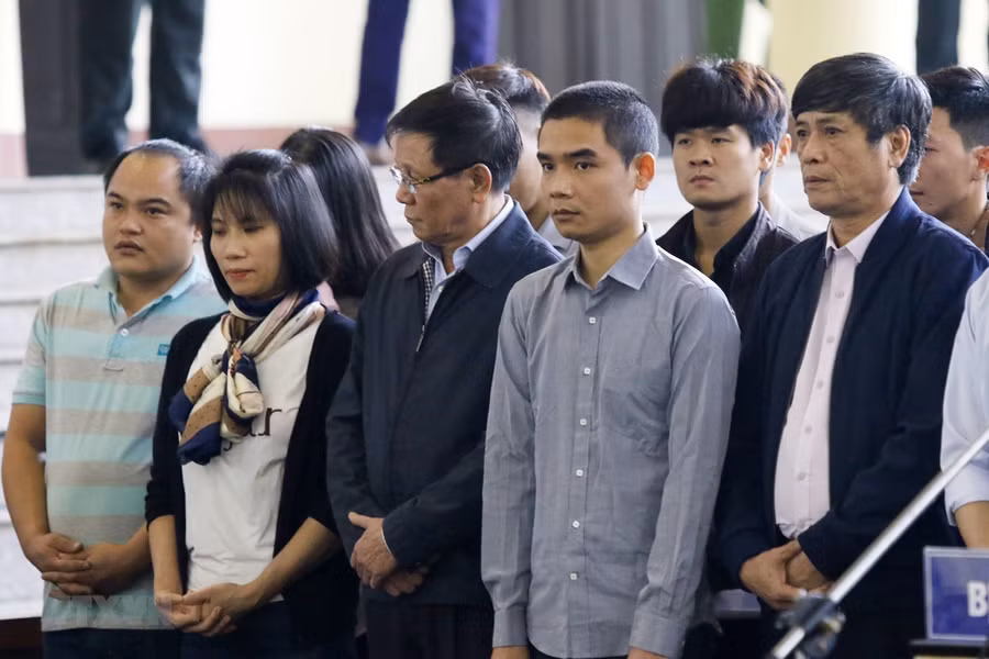 Các bị cáo trước tòa sáng 12/11