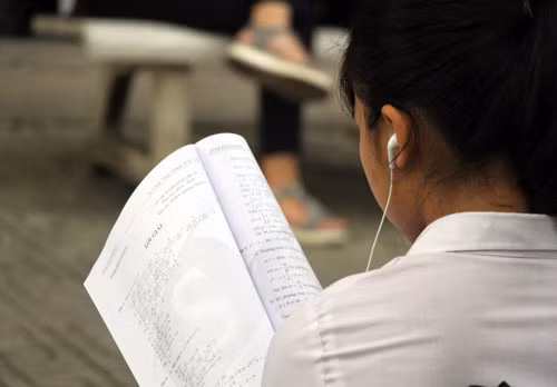 Học sinh TP HCM ôn bài trước kỳ thi. Ảnh: Mạnh Tùng.